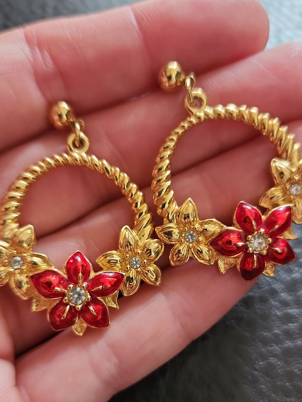 VTG Avon Gold-Tone Hoop Floral Earrings with Red Enamel Accents